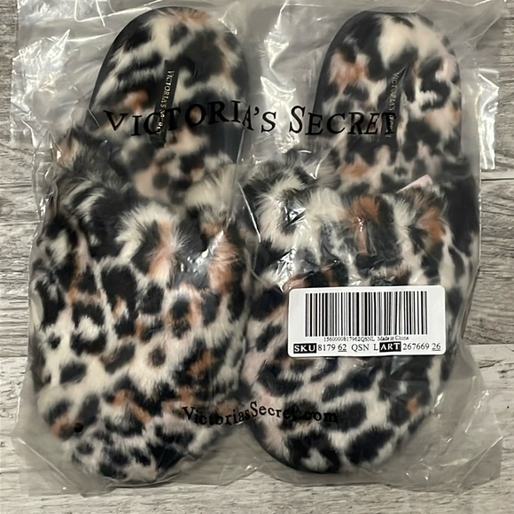 Victoria Secret Closed-Toe Faux Fur Slippers - Picture 3 of 3